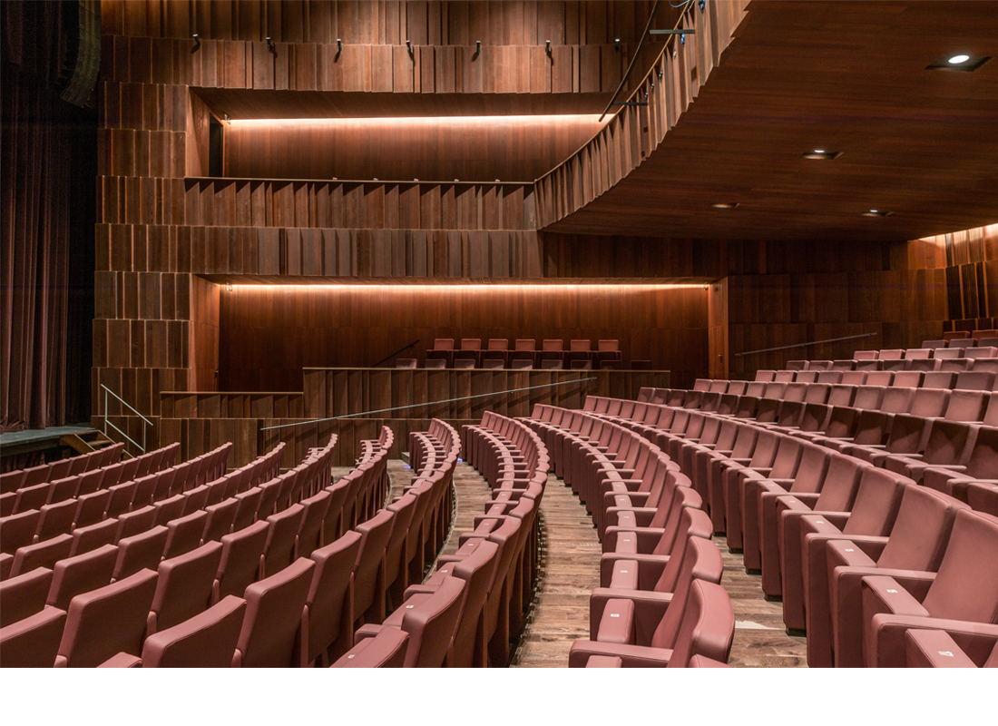 El interior del Teatro L´Artesa destaca con su madera de cedro
