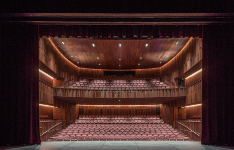 Teatro L´Artesa construido con madera de cedro