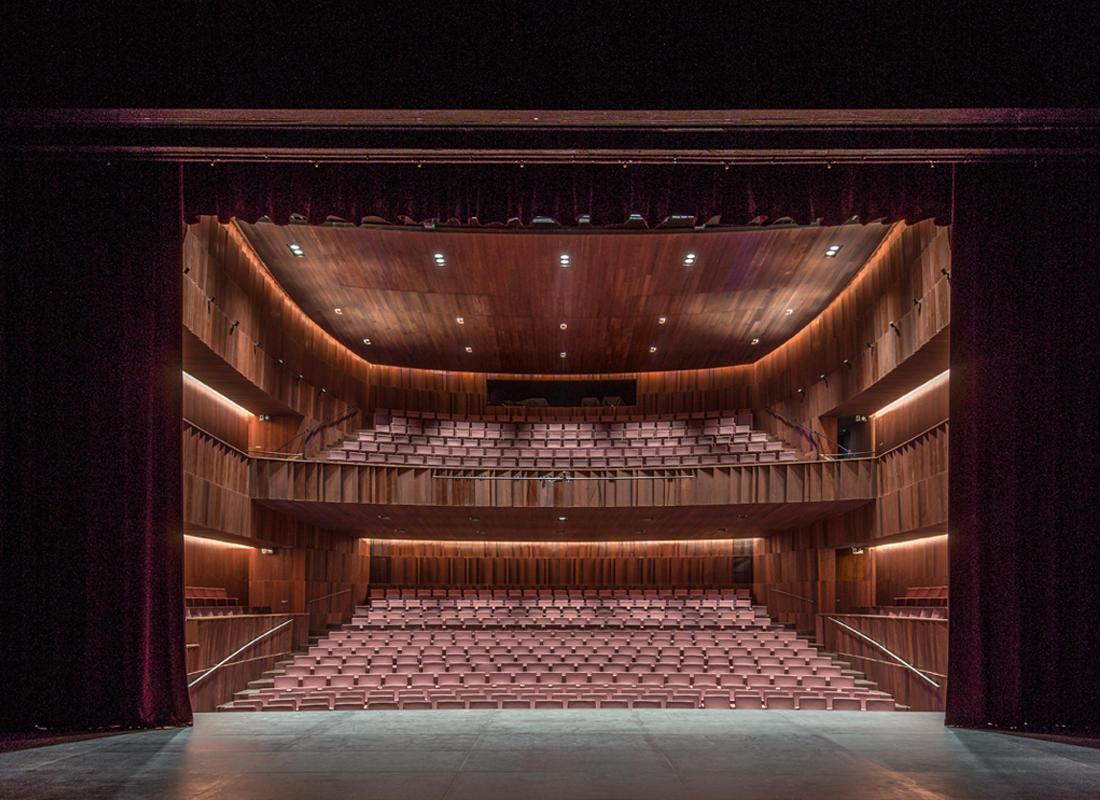 Teatro L´Artesa construido con madera de cedro