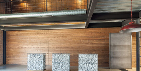 Precioso interior en madera de abeto en las oficinas Ramos en Cambre