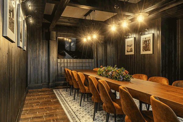 elegante interior de le tavernier con pino ignifugado