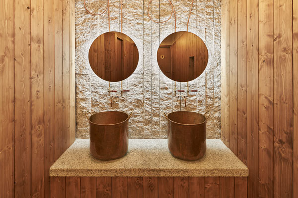 precioso diseño de los baños de la Caseta de Aurora en A Coruña