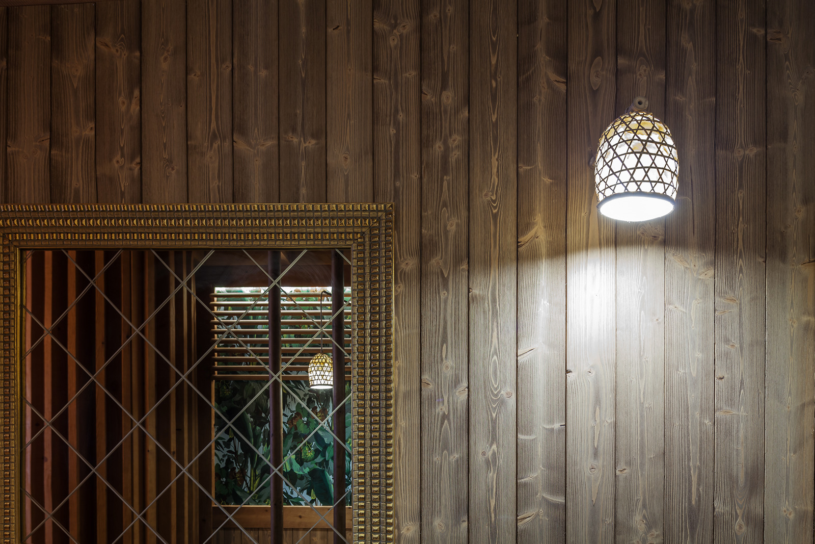 El interior del restaurante Koh Lanta revestido con madera maciza 